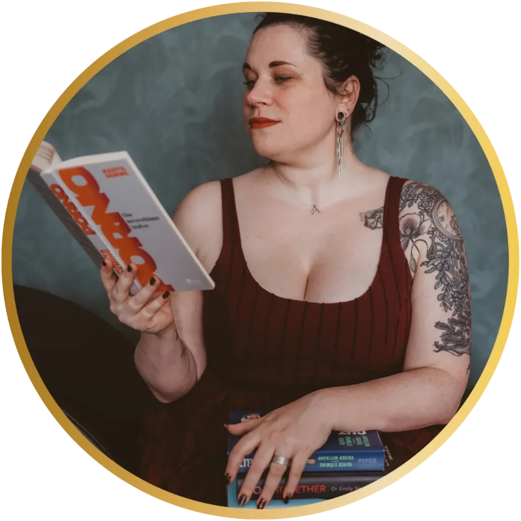 Franziska Petersen-Kuhn mit Buch, Ankündigung ihrer eigenen Buchveröffentlichung 2027